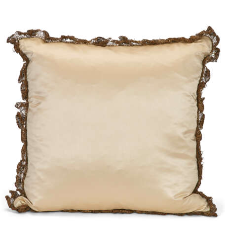 A PAIR OF CREAM SILK AND METALLIC EMBROIDERED CUSHIONS - photo 7