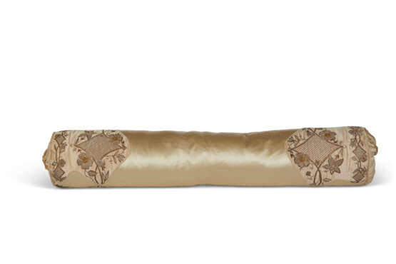 AN ITALIAN CHAMAPGNE SILK SATIN AND GILT METALLIC EMBROIDERED BED COVER - фото 2