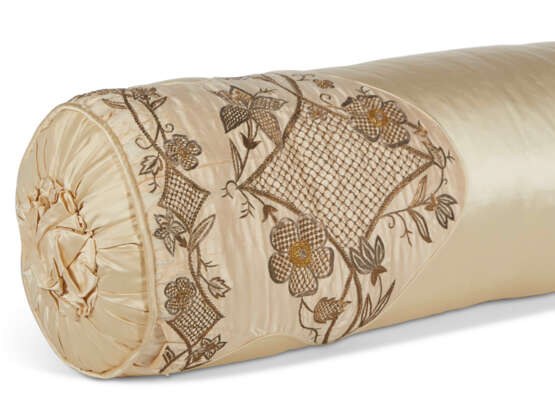AN ITALIAN CHAMAPGNE SILK SATIN AND GILT METALLIC EMBROIDERED BED COVER - фото 5