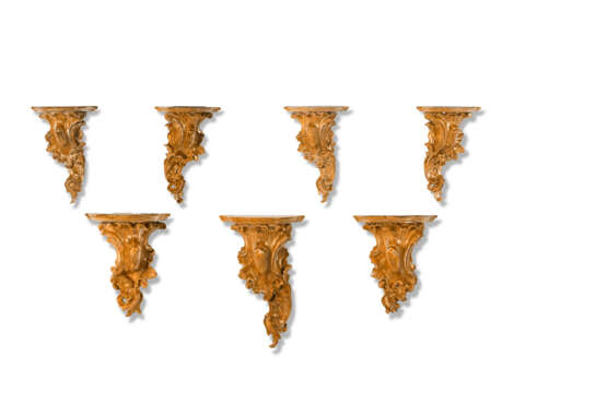 A GROUP OF TWENTY-EIGHT GILTWOOD AND GILT-COMPOSITION WALL BRACKETS - фото 2