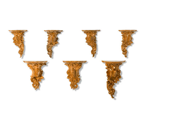 A GROUP OF TWENTY-EIGHT GILTWOOD AND GILT-COMPOSITION WALL BRACKETS - фото 4