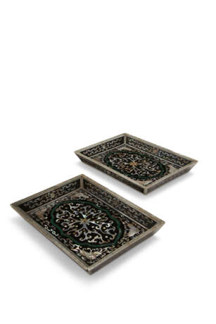A PAIR OF MOTHER-OF-PEARL INLAID EBONIZED TRAYS - фото 1