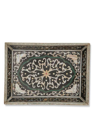 A PAIR OF MOTHER-OF-PEARL INLAID EBONIZED TRAYS - Foto 4