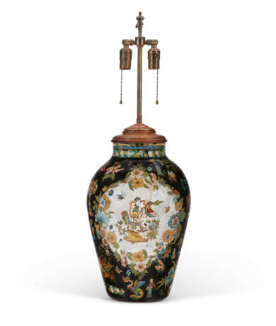 A VICTORIAN DECALCOMANIA VASE, NOW MOUNTED AS A LAMP - Foto 3