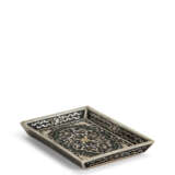 A PAIR OF MOTHER-OF-PEARL INLAID EBONIZED TRAYS - Foto 5