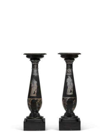 A PAIR OF VICTORIAN ENGRAVED BLACK DERBYSHIRE MARBLE CANDLESTICKS - Foto 1