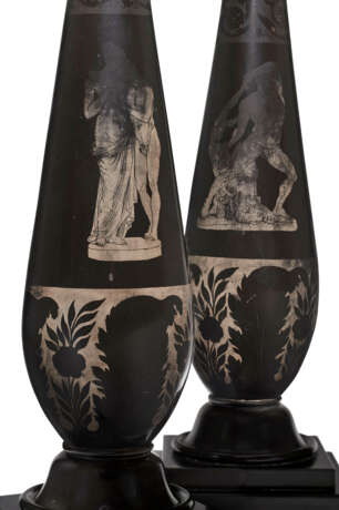 A PAIR OF VICTORIAN ENGRAVED BLACK DERBYSHIRE MARBLE CANDLESTICKS - Foto 2