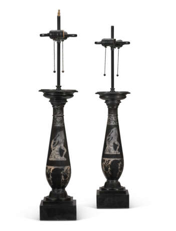 A PAIR OF VICTORIAN ENGRAVED BLACK DERBYSHIRE MARBLE CANDLESTICKS - Foto 3