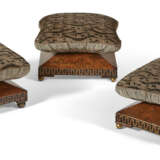 A SET OF THREE REGENCY BURR-ELM AND PARQUETRY FOOTSTOOLS - Foto 1