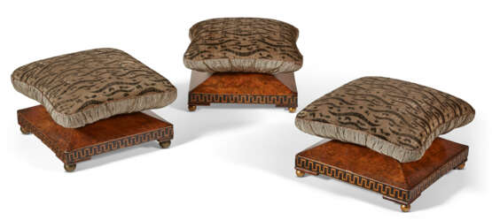 A SET OF THREE REGENCY BURR-ELM AND PARQUETRY FOOTSTOOLS - Foto 1
