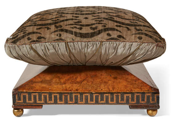 A SET OF THREE REGENCY BURR-ELM AND PARQUETRY FOOTSTOOLS - Foto 2