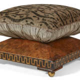 A SET OF THREE REGENCY BURR-ELM AND PARQUETRY FOOTSTOOLS - Foto 3