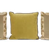 A PAIR OF SILK AND METALLIC BROCADED CUSHIONS - Foto 3