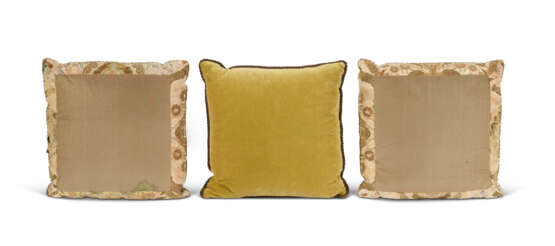 A PAIR OF SILK AND METALLIC BROCADED CUSHIONS - photo 3