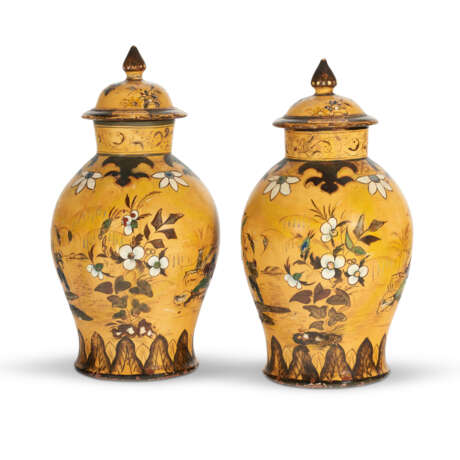 A PAIR OF BERLIN FAYENCE LAQUERED VASES AND COVERS - фото 1