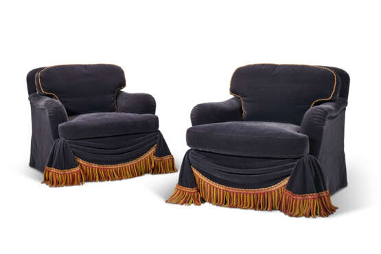 A PAIR OF VELVET-UPHOLSTERED CLUB CHAIRS - фото 1