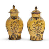 A PAIR OF BERLIN FAYENCE LAQUERED VASES AND COVERS - фото 2