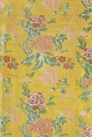 A CONTINENTAL YELLOW SILK BROCADE COVERLET - фото 5