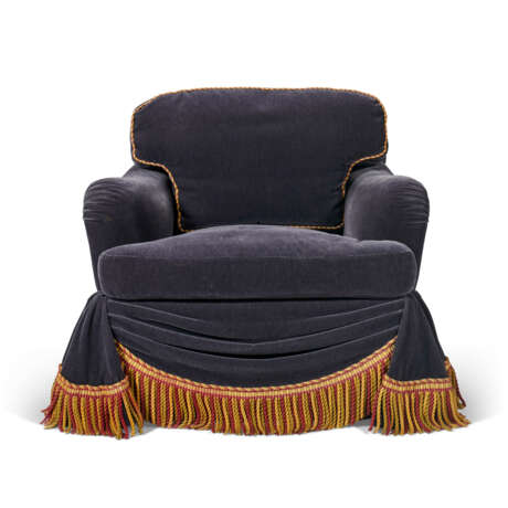 A PAIR OF VELVET-UPHOLSTERED CLUB CHAIRS - фото 2