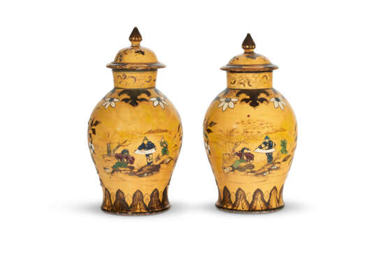 A PAIR OF BERLIN FAYENCE LAQUERED VASES AND COVERS - Foto 3