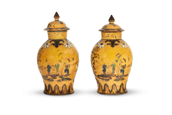 A PAIR OF BERLIN FAYENCE LAQUERED VASES AND COVERS - фото 4