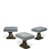 THREE PATINATED PLASTER TABOURETS - Foto 1