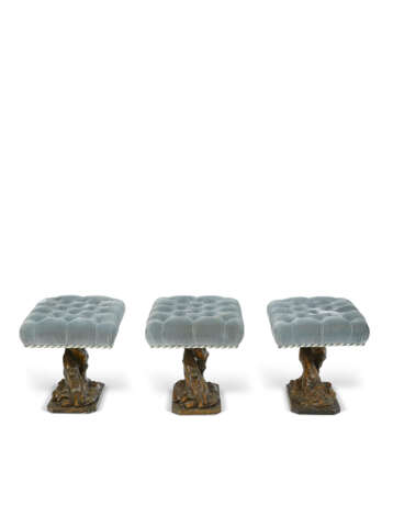 THREE PATINATED PLASTER TABOURETS - Foto 2