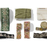 A QUANTITY OF VARIOUS PASSEMENTERIE, BRAID AND WOVEN SILK TAPE TRIMS - Foto 1