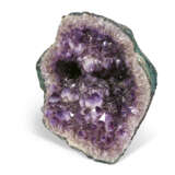 AN AMETHYST GEODE OF NATURAL FORM - Foto 2
