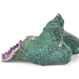 AN AMETHYST GEODE OF NATURAL FORM - Foto 3