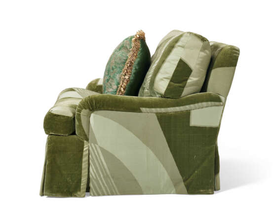 A PAIR OF UPHOLSTERED CLUB CHAIRS - Foto 3