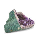 AN AMETHYST GEODE OF NATURAL FORM - Foto 5
