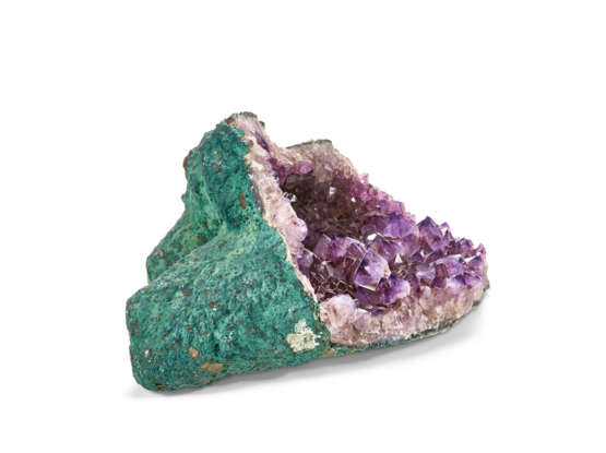 AN AMETHYST GEODE OF NATURAL FORM - photo 5