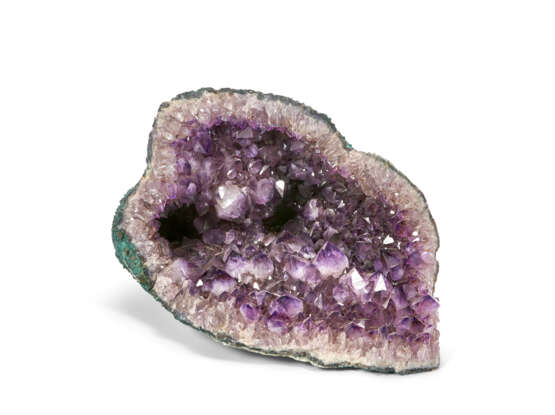 AN AMETHYST GEODE OF NATURAL FORM - Foto 6