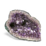 AN AMETHYST GEODE OF NATURAL FORM - Foto 6