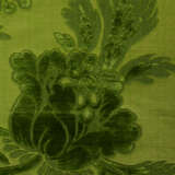 A PARTIAL BOLT OF GREEN CUT AND VOIDED VELVET - Foto 1
