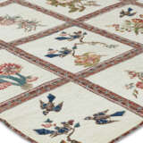 AN APPLIQUED COTTON ‘BRODERIE PERSE’ QUILTED COVERLET - Foto 1