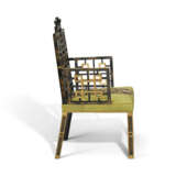 A PAIR OF GEORGE II BLACK-JAPANNED AND PARCEL-GILT ARMCHAIRS - Foto 3