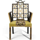 A PAIR OF GEORGE II BLACK-JAPANNED AND PARCEL-GILT ARMCHAIRS - Foto 8