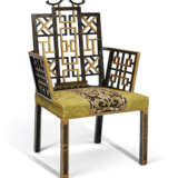 A PAIR OF GEORGE II BLACK-JAPANNED AND PARCEL-GILT ARMCHAIRS - Foto 9