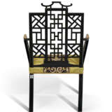 A PAIR OF GEORGE II BLACK-JAPANNED AND PARCEL-GILT ARMCHAIRS - Foto 11