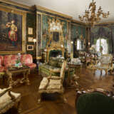 A PAIR OF GEORGE II BLACK-JAPANNED AND PARCEL-GILT ARMCHAIRS - Foto 17
