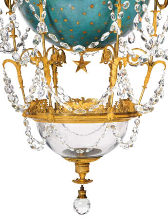 AN EMPIRE CUT-GLASS MOUNTED ORMOLU AND TOLE-PEINTE EIGHTEEN-LIGHT CHANDELIER - фото 3