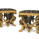 A PAIR OF GEORGE II EBONIZED AND PARCEL-GILT STOOLS - Foto 1