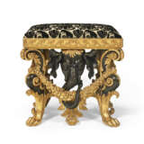 A PAIR OF GEORGE II EBONIZED AND PARCEL-GILT STOOLS - Foto 2