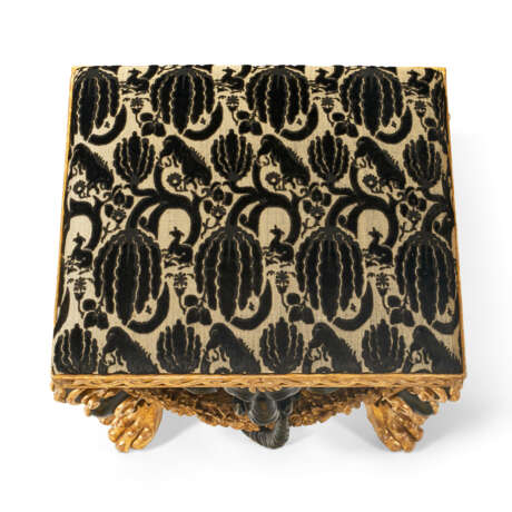 A PAIR OF GEORGE II EBONIZED AND PARCEL-GILT STOOLS - Foto 7