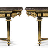 A PAIR OF LATE LOUIS XV ORMOLU-MOUNTED EBONY CONSOLE TABLES - Foto 1