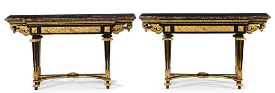 A PAIR OF LATE LOUIS XV ORMOLU-MOUNTED EBONY CONSOLE TABLES - Foto 1