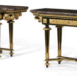 A PAIR OF LATE LOUIS XV ORMOLU-MOUNTED EBONY CONSOLE TABLES - Foto 2
