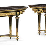 A PAIR OF LATE LOUIS XV ORMOLU-MOUNTED EBONY CONSOLE TABLES - Foto 4